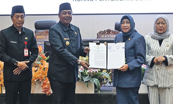 Wakil Bupati Batara, Felix ditemani sekda Muhlis menerima Rekomendasi DPRD Barito Utara atas LKPJ Barito Utara Tahun Anggaran 2025 di ruang rapat Paripurna DPRD setempat, Jumat (24/4).