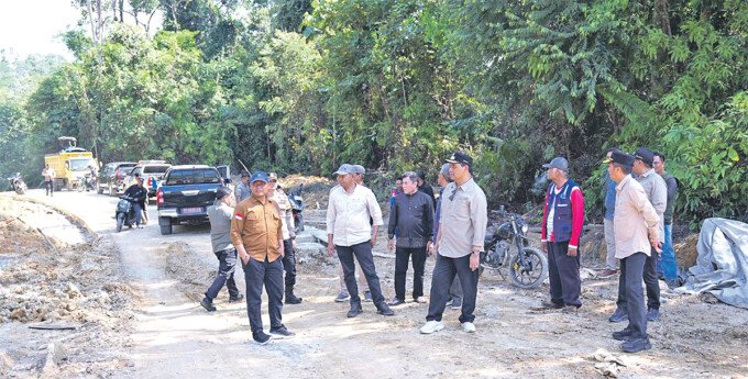 Bupati Barito Utara, H Shalahuddin beserta rombongan saat melakukan peninjauan Jembatan Lahei dan Jalan Malawaken, Jumat (24/4).