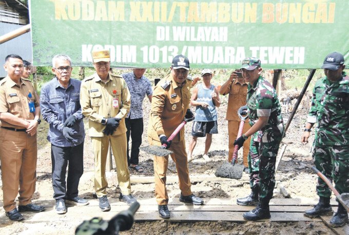 Barito Utara Wakil Bupati Barito Utara Felix Sonedie Y Tingang AMd bersama jajarandan Komandan Kodim 1013 Muara Teweh, Letkol Inf Nurwahid saat pelaksanaan Ground breaking Jembatan Garuda di Desa Liang Buah, Kecamatan Teweh Baru, Senin (6/4).