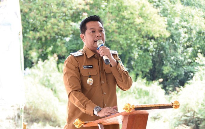 Wakil Bupati Felix saat menyampaikan sambutan pada acara ground breaking Jembatan Garuda di wilayah Kodim 1013/Muara Teweh, Senin (6/4).