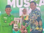 Wakil Bupati Barito Utara Felix Sonedie Y Tingang AMd saat menerima cendera mata dari Rahmanto Muhidin selaku Ketua Dewan Pimpinan Wilayah (DPW) Partai Kebangkitan Bangsa (PKB) Kalimantan Tengah pada Muscab PKB di Aula Barakati belum lama ini.