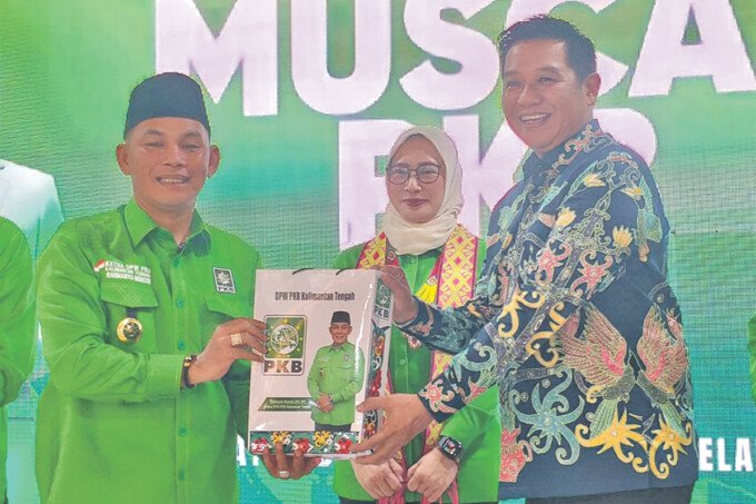 Wakil Bupati Barito Utara Felix Sonedie Y Tingang AMd saat menerima cendera mata dari Rahmanto Muhidin selaku Ketua Dewan Pimpinan Wilayah (DPW) Partai Kebangkitan Bangsa (PKB) Kalimantan Tengah pada Muscab PKB di Aula Barakati belum lama ini.