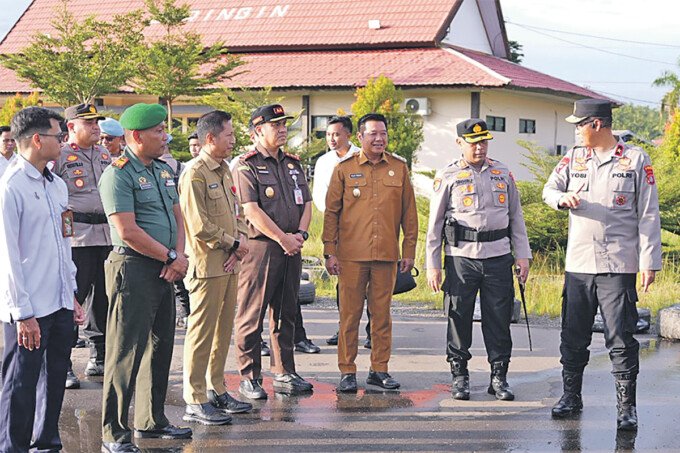 Wakil Bupati Barito Utara, Felix Sonadie Y Tingan AMd didampingi Kapolres Barito Utara, AKBP Singgih Febriyanto, Kepala Kejaksaan Negeri Barito Utara, Fredy F Simanjuntak, dan Sekda Muhlis saat menyambut kedatangan Wakapolda Kalimantan Tengah, Brigjen Pol Drs. Yosi Muhamartha di Eks Bandara Beringin, Senin sore (13/4).