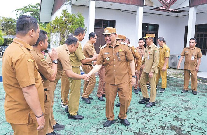 Bupati Barito Utara H Shalahuddin ST MT setelah memimpin apel di lingkup Dinas PUPR Kabupaten Barito Utara, Selasa (14/4).