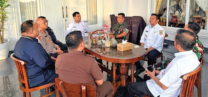 Bupati Shalahuddin saat acara Ramah Tamah bersama Kasrem 102/Panju Panjang di aula Rumah Jabatan Bupati setempat, Rabu (15/4).