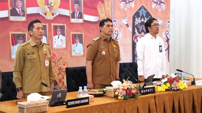 Bupati Kabupaten Barito Utara H Shalahuddin ST MT, Sekda Batara Drs Muhlis dan Perwakilan BPKP Provinsi Kalteng, Ilham Nurhidayat pada Entry Meeting Evaluasi Perencanaan dan Penganggaran tahun 2026 di Aula Rumah Jabatan Bupati, Senin (20/4).