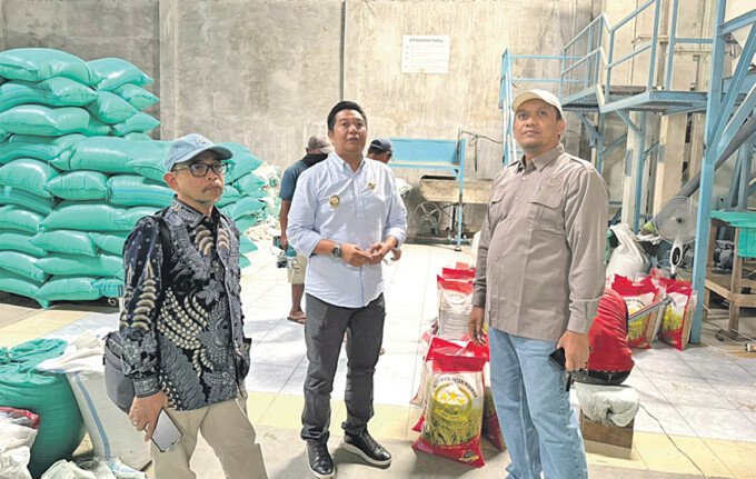 Wakil Bupati Felix Sonadie ditemani Kepala Dinas Pertanian Barito Utara Adi Haryadi dan Direktur PT Adi Jaya Internasional, Maryadi Nur Amali saat kunjungan studi banding teknologi pangan di Nganjuk, Rabu (22/4).