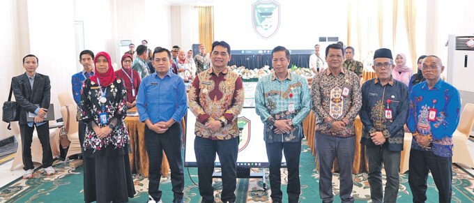 Bupati Batara, Shalahuddin memimpin rapat teknis dengan Managemen RSUD Muara Teweh dan Dinas PUPR Barito Utara di aula rumah jabatan bupati, Selasa (21/4).