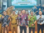 Asisten II Setda Barito Utara, B. P. Girsang bersama Deputi Kepala OJK Provinsi Kalimantan Tengah, Andrianto Suhada dan jajaran pada Rapat Koordinasi TPAKD menggelar Coaching Clinic Triwulan I Tahun 2026 yang dirangkaikan dengan Rapat Koordinasi Semester I di ruang rapat A Setda, kantor Bupati Barito Utara, Selasa (14/4).