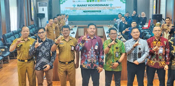 Asisten II Setda Barito Utara, B. P. Girsang bersama Deputi Kepala OJK Provinsi Kalimantan Tengah, Andrianto Suhada dan jajaran pada Rapat Koordinasi TPAKD menggelar Coaching Clinic Triwulan I Tahun 2026 yang dirangkaikan dengan Rapat Koordinasi Semester I di ruang rapat A Setda, kantor Bupati Barito Utara, Selasa (14/4).
