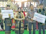 Sekda Muhlis mendampingi Ketua TP PKK Kabupaten Barito Utara Hj Maya Savitri Shalahuddin bersama pemenang Putra-Putri Pariwisata Barito Utara pada Grand Final Papipar Barito Utara 2026 di Gedung Balai Antang, Rabu (15/4).