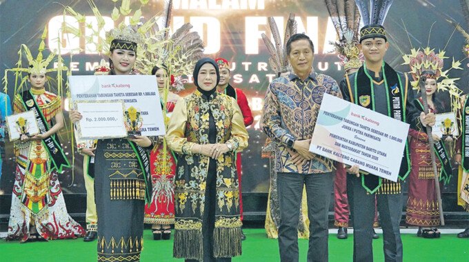 Sekda Muhlis mendampingi Ketua TP PKK Kabupaten Barito Utara Hj Maya Savitri Shalahuddin bersama pemenang Putra-Putri Pariwisata Barito Utara pada Grand Final Papipar Barito Utara 2026 di Gedung Balai Antang, Rabu (15/4).