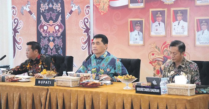 Bupati Barito Utara H Shalahuddin ST MT didampingi Wakil Bupati Felix Felix Sonedie Y Tingang dan Sekda Muhlis memimpin jalannya Rapat Evaluasi Progres Pembangunan Kabupaten Barito Utara, di Aula Rumah Jabatan Bupati, Kamis (16/4).