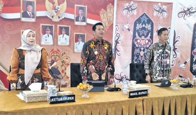Wakil Bupati Felix Sonadie Y Tingang, Ketua TP PKK Barito Utara Hj Maya Savitri Shalahuddin dan Sekda Muhlis saat mengikuti Rapat Koordinasi Percepatan Penurunan Stunting tahun 2026 di Aula Rumah Jabatan Bupati, Kamis (16/4).