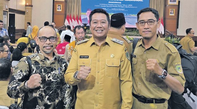 Wakil Bupati Barito Utara Felix Sonadie Y Tingan AMd bersama Kepala Dinas Pertanian Adi Hariadi dan Kepala Bidang Prasarana dan Sarana Pertanian Jumran para Rapat Koordinasi Nasional (Rakornas) di Jakarta, Senin (20/4).
