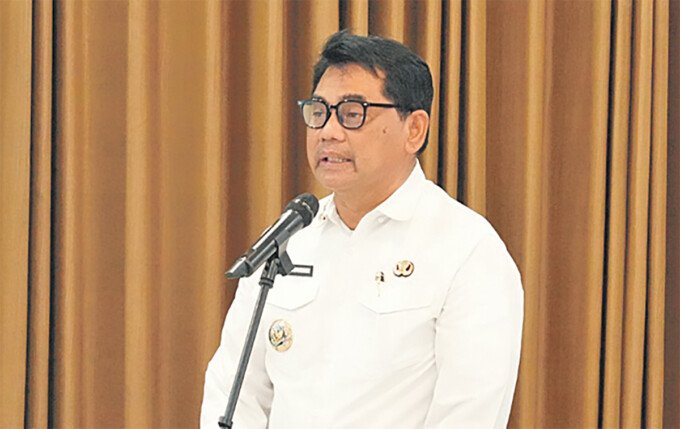 Bupati Barito Utara, H. Shalahuddin ST MT saat menyampaikan sambutan di Gedung Pertemuan, Balai Antang dalam suatu kegiatan belum lama ini.