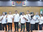 Wakil Bupati Felix bersama jajaran saat mengikuti zoom meeting Penilaian Representasi Kepala Daerah di Ruang Rapat A Sekretariat Darah Kabupaten Barito Utara belum lama ini.