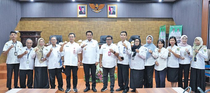 Wakil Bupati Felix bersama jajaran saat mengikuti zoom meeting Penilaian Representasi Kepala Daerah di Ruang Rapat A Sekretariat Darah Kabupaten Barito Utara belum lama ini.