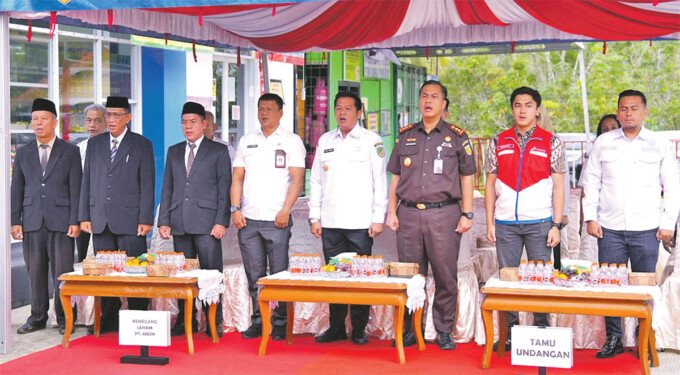 Wakil Bupati Felix ditemani Kepala Kejaksaan Negeri Barito Utara dan jajaran saat menghadiri pelantikan Direktur dan Komisaris PT. Mitra Batara Sarana Mandiri di kantor PD Batara Membangun, Rabu (1/4).