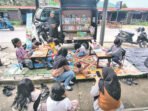 Motor Pustaka Keliling tampak digemari oleh anakanak yang sedang menghabiskan waktu minggu pagi bersama orang tua dengan membaca Buku-buku kegemaran masing masing di Taman Kota Muara Teweh (Bundaran Buah) pada Minggu (5/4) pagi.