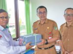 Kepala Dinas Perpustakaan dan Kearsipan Kabupaten Barito Utara, Fakhri Fauzi (Tengah) bersama Pustakawan Ahli Muda, Firdaus saat menerima hibah Al-Qur’an tulis tangan dari ahli waris, H. Afuw Anwar di KUA Kecamatan Teweh Tengah belum lama ini.