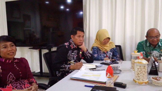 Pj Sekretaris Sekda Barsel (batik merah), Ita Minarni saat audensi bersama awak media, beberapa waktu lalu.