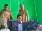 Bupati Barsel, Dr H Eddy Raya Samsuri (tengah) memantau pelaksanaan TKA di Kabupaten Barsel, Senin (6/4).