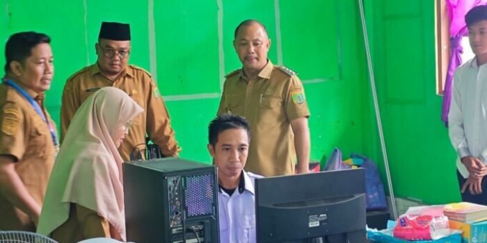 Barsel Bupati Barsel, Dr H Eddy Raya Samsuri (tengah) memantau pelaksanaan TKA di Kabupaten Barsel, Senin (6/4).