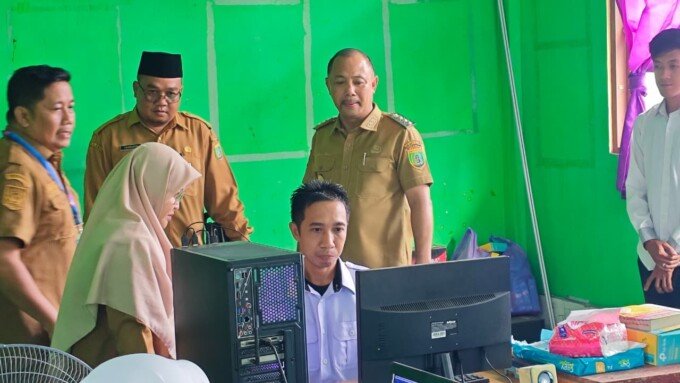 Bupati Barsel, Dr H Eddy Raya Samsuri (tengah) memantau pelaksanaan TKA di Kabupaten Barsel, Senin (6/4).