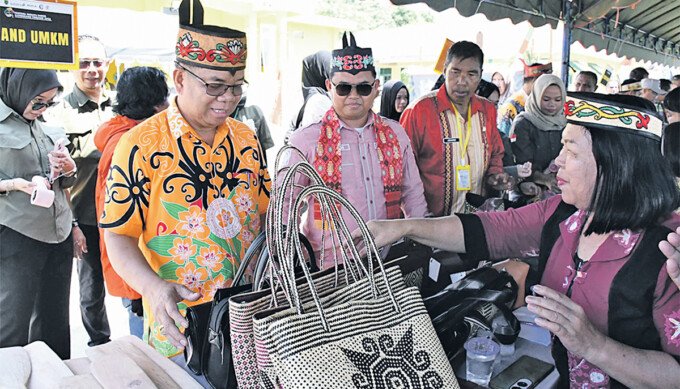 Kecamatan Dusun Hilir menggelar Festival Daren Kanderang Tingang yang berlangsung di Kelurahan Mengkatip.