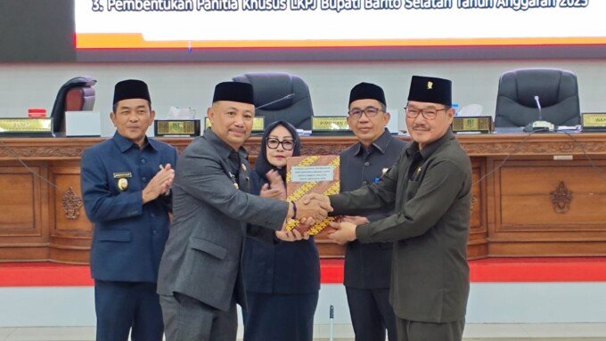 Bupati Barsel Dr H Eddy Raya Samsuri saat menyampaikan dokumen LKPJ pada Rapat Paripurna di Gedung Paripurna DPRD Barsel, Selasa (31/3).