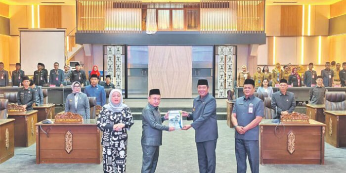 Wakil Bupati Barito Utara Felix Sonadie Y. Tingan, A.Md., didampingi Asisten Ekonomi dan Pembangunan, Girsang ketika menyerahkan Laporan Keterangan Pertanggungjawaban (LKPJ) kepada Wakil Ketua I DPRD Barito Utara, Benny Siswanto yang didampingi Wakil Ketua II, Merry Rukaini dalam rapat Paripurna I Masa Sidang II, Senin (30/3).