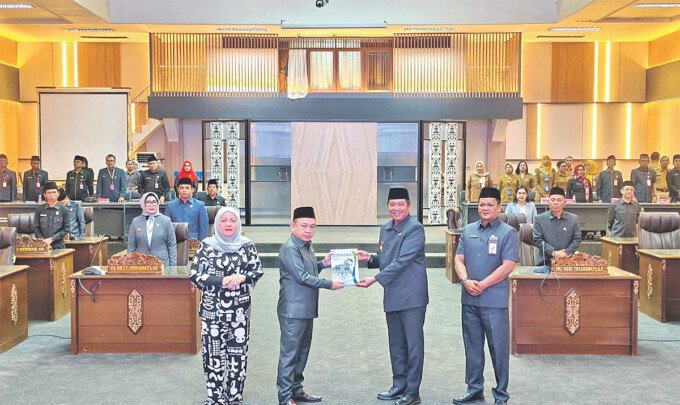 Wakil Bupati Barito Utara Felix Sonadie Y. Tingan, A.Md., didampingi Asisten Ekonomi dan Pembangunan, Girsang ketika menyerahkan Laporan Keterangan Pertanggungjawaban (LKPJ) kepada Wakil Ketua I DPRD Barito Utara, Benny Siswanto yang didampingi Wakil Ketua II, Merry Rukaini dalam rapat Paripurna I Masa Sidang II, Senin (30/3).