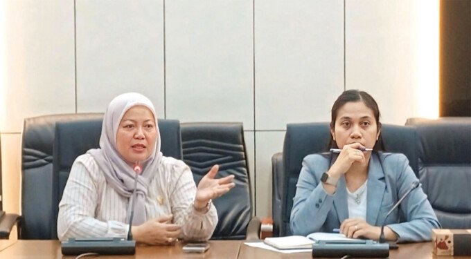 Ketua Komisi I DPRD Barito Utara Hj. Nety Herawati ketika memimpin rapat di ruang Rapat DPRD Kabupaten Barito Utara belum lama ini.