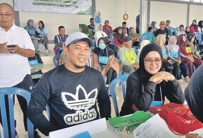 Wakil Ketua I Dewan Perwakilan Rakyat Daerah (DPRD) Kabupaten Barito Utara H Parmana Setiawan bersama istri mengikuti tes kebugaran calon jemaah haji 2026 di Arena Tiara Batara, Minggu (12/4).
