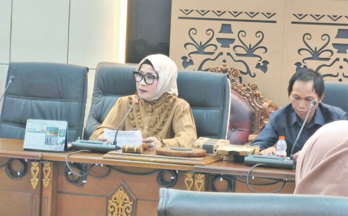 RDP: Ketua Komisi I Dewan Perwakilan Rakyat Daerah (DPRD) Barito Utara, Hj Netty Herawati ketika sedang mengikuti pelaksanaan Rapat Dengar Pendapat dengan Dinas Pendidikan Barito Utara di ruang rapat bersama, Kantor DPRD setempat, Selasa (7/4).