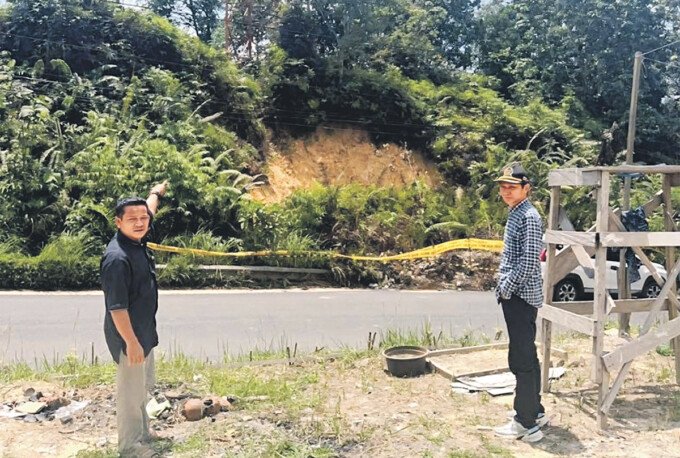 Anggota Dewan Perwakilan Rak yat Daerah (DPRD) Kabupaten Barito Utara, Ardianto dan Patih Herman AB ketika melakukan peninjauan langsung ke lokasi menara (tower) Telkomsel di Desa Sikui, Kecamatan Teweh Baru pada Minggu (19/4).