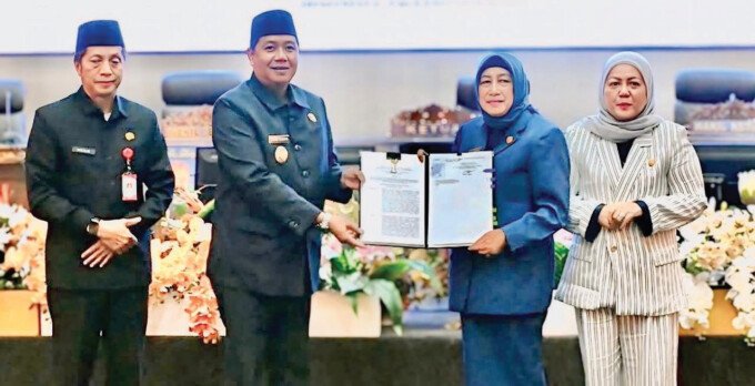 Ketua DPRD Barito Utara Mery Rukaini, Wakil Ketua II DPRD Henny Rosgiaty Rusli dan Wakil Bupati Felix Sonadie Y Tingan didampingi Sekda Muhlis pada rapat paripurna penyerahan rekomendasi DPRD terhadap LKPJ Tahun Anggaran 2025 di Gedung DPRD Barito Utara, Jumat (24/4).