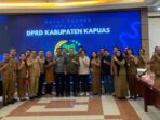 Anggota DPRD Kapuas bersama jajaran eksekutif seusai rapat pansus LKPj Bupati Kapuas tahun anggaran 2025.