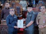 Wakil Ketua II Berinto menyerahkan LKPJ Bupati Kapuas tahun 2025 kepada Wakil Bupati Kapuas Dodo pada Rapat Paripurna ke-6 Masa Persidangan I Tahun Sidang 2026, Selasa (14/4).