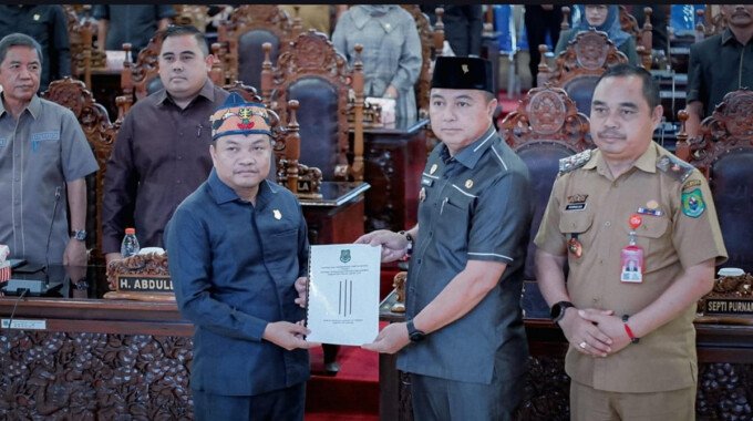 DPRD Kabupaten Kapuas Wakil Ketua II Berinto menyerahkan LKPJ Bupati Kapuas tahun 2025 kepada Wakil Bupati Kapuas Dodo pada Rapat Paripurna ke-6 Masa Persidangan I Tahun Sidang 2026, Selasa (14/4).