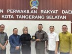 Ketua BK DPRD Kapuas H Pahmi menyerahkan kenang-kenangan saat konsultasi dan koordinasi di Tangerang belum lama tadi.