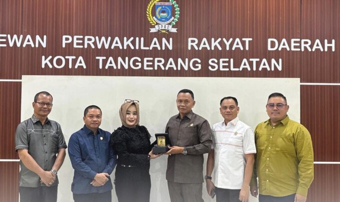 Ketua BK DPRD Kapuas H Pahmi menyerahkan kenang-kenangan saat konsultasi dan koordinasi di Tangerang belum lama tadi.