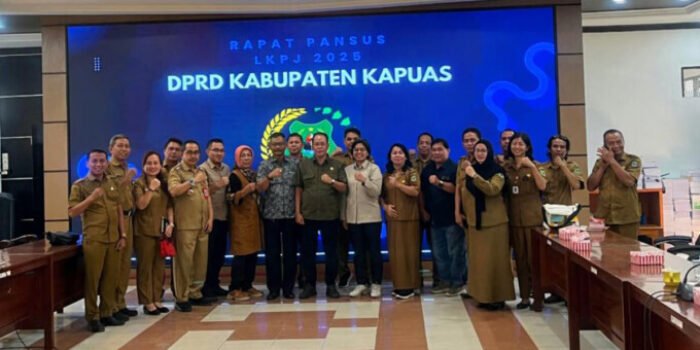 Anggota DPRD Kapuas bersama jajaran eksekutif seusai rapat pansus LKPj Bupati Kapuas tahun anggaran 2025.