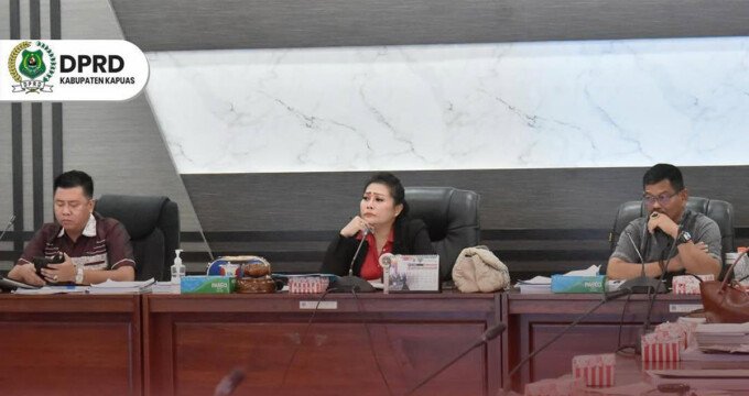 Tim Pansus II DPRD Kapuas saat rapat dengan mitra kerja belum lama tadi.