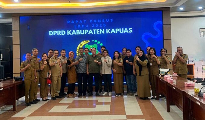 Anggota DPRD Kapuas bersama jajaran eksekutif seusai rapat pansus LKPj Bupati Kapuas tahun anggaran 2025.