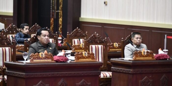 Wakil Ketua Komisi I DPRD Kalteng, Sudarsono (paling kanan kanan) saat mengikuti kegiatan Rapat Paripurna Dewan, baru-baru ini.