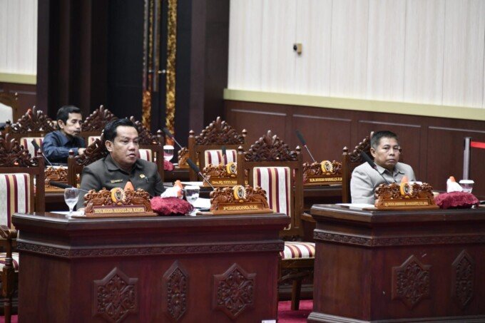Wakil Ketua Komisi I DPRD Kalteng, Sudarsono (paling kanan kanan) saat mengikuti kegiatan Rapat Paripurna Dewan, baru-baru ini.