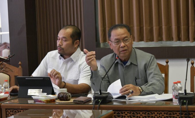DPRD Kalimantan Tengah Ketua Komisi III DPRD Kalteng, Sugiyarto (kanan) saat memimpin rapat dengar pendapat bersama mitra kerja dewan, baru-baru ini.