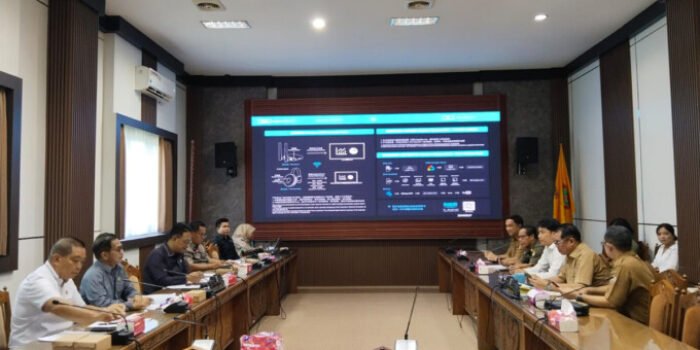 Anggota DPRD Kalimantan Tengah Komisi IV rapat bersama mitra dalam panitia khusus membahas Raperda Penyelesaian Sengketa dan Konflik Lahan, Senin (20/4).